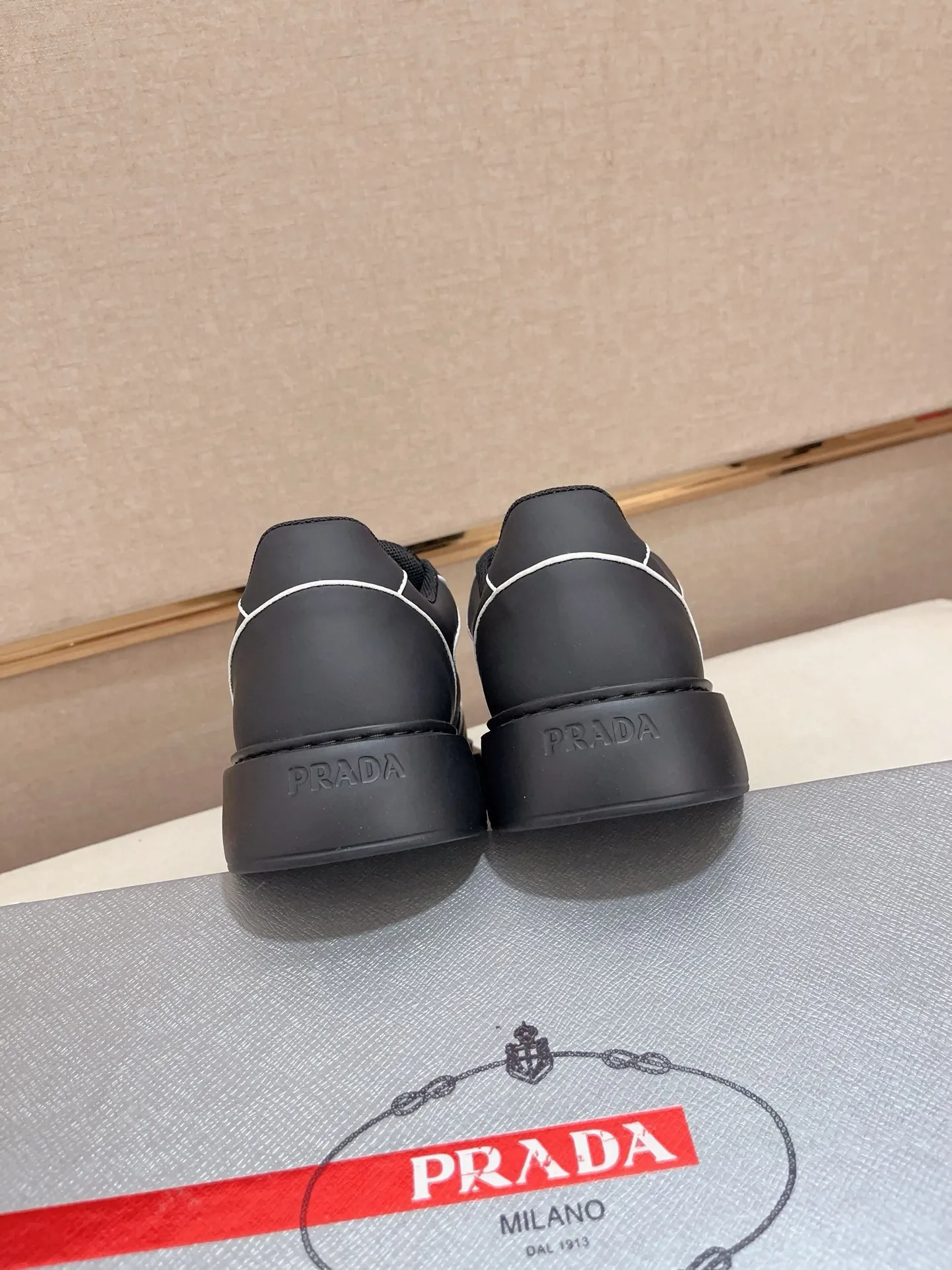 Men's shoes 💰 580💰 ✔️✔️✔️High-quality new PRADA counters are launched at the same time. The new men's shoes and 😘fabrics are selected from first-layer cowhide and are made by pure handicrafts. Lining: Full cowhide lining. 👍🏿 High-end ☄️ air-cushion molded anti-slip rubber outsole, exquisite lines, simple and elegant, comfortable and high-end for leisure travel. Code number: 38 to 44 (45 can be customized)